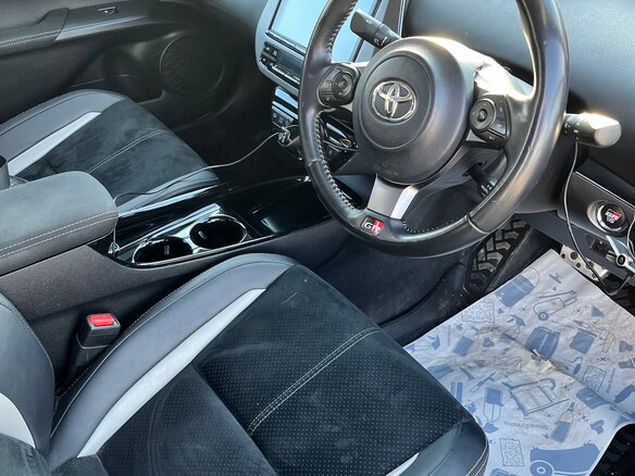 2018 Toyota Prius IV Рестайлинг (XW50), белый, 2350000 рублей - вид 2