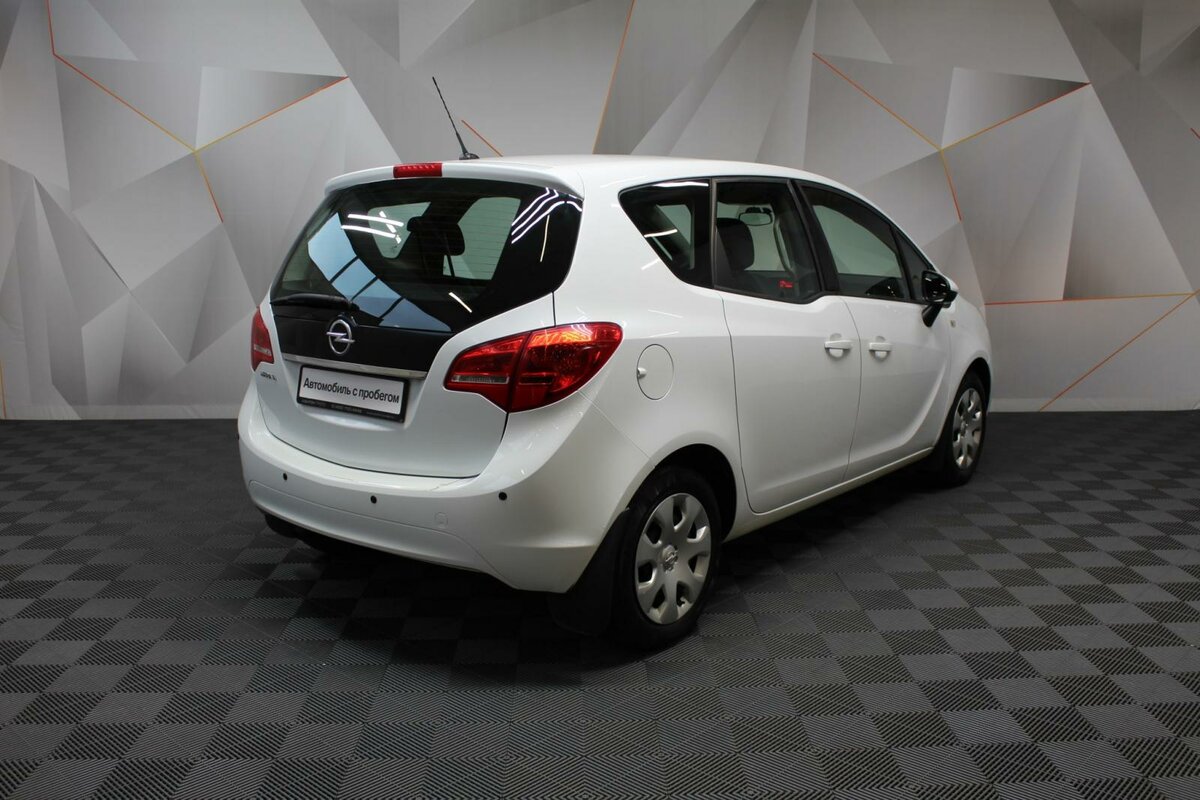 Opel Meriva белая