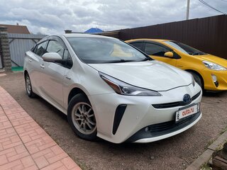 2019 Toyota Prius IV Рестайлинг (XW50), белый, 1699000 рублей, вид 1