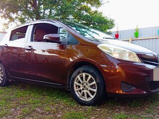 2012 Toyota Vitz III (XP130), коричневый, 700000 рублей, вид 1