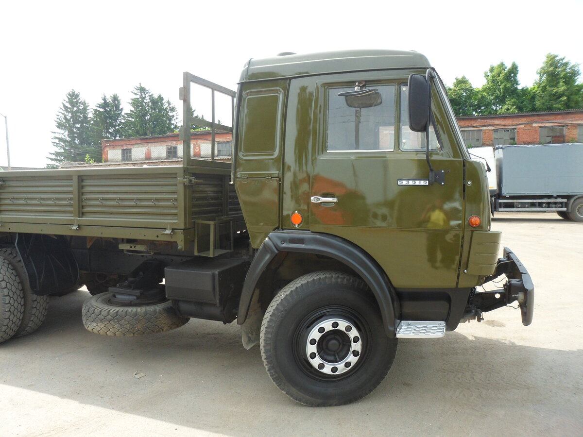 Зеленый бортовой камаз
