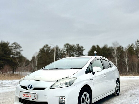 2011 Toyota Prius III Рестайлинг (XW30), белый, 980000 рублей