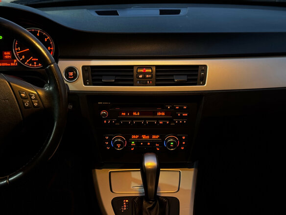 2011 BMW 3 серии 318i V (E90/E91/E92/E93) Рестайлинг, чёрный, 1159000 рублей - вид 16