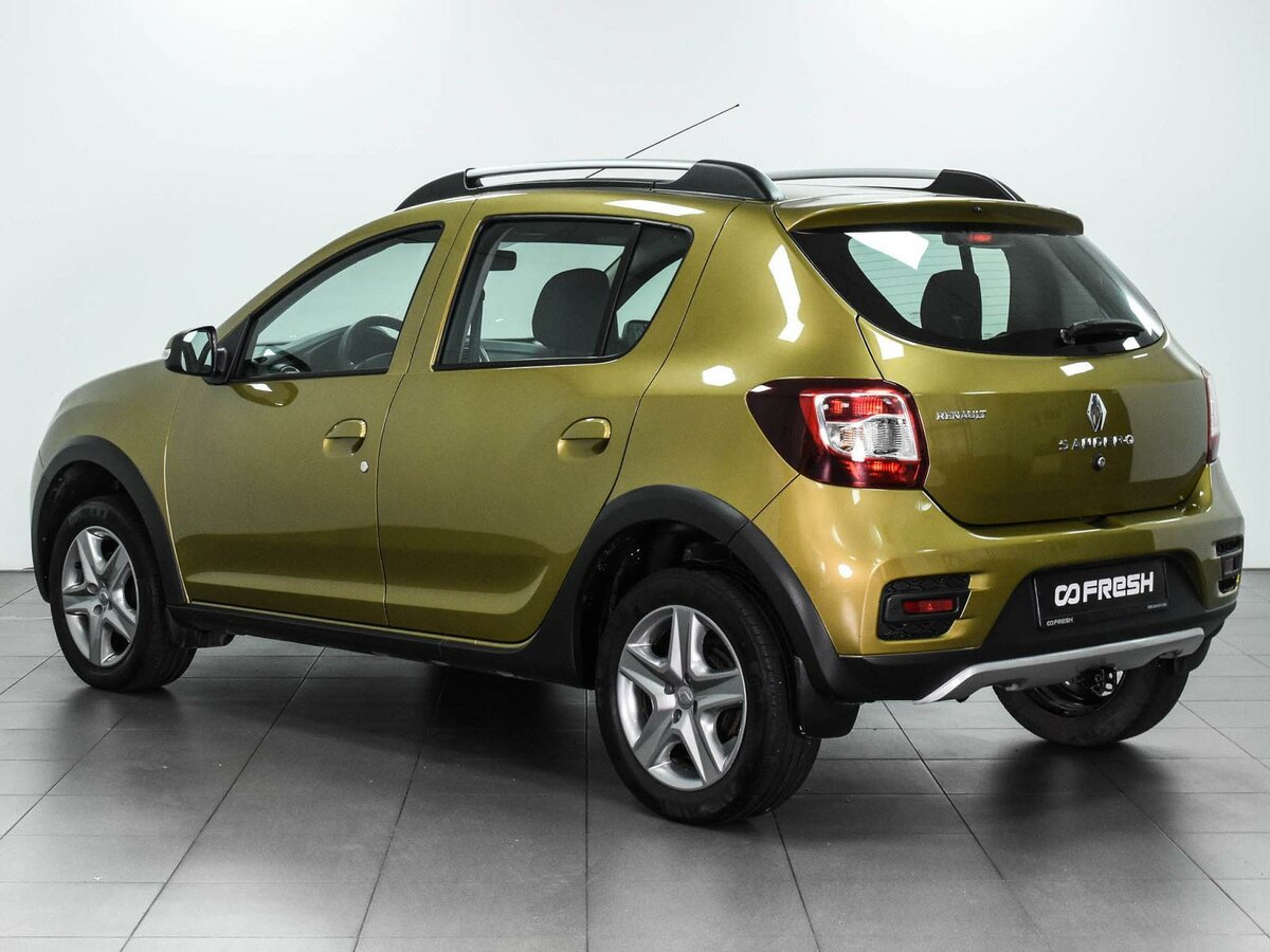 Купить б/у Renault Sandero II 1.6 AT (102 л.с.) бензин автомат в Москве: серый Р