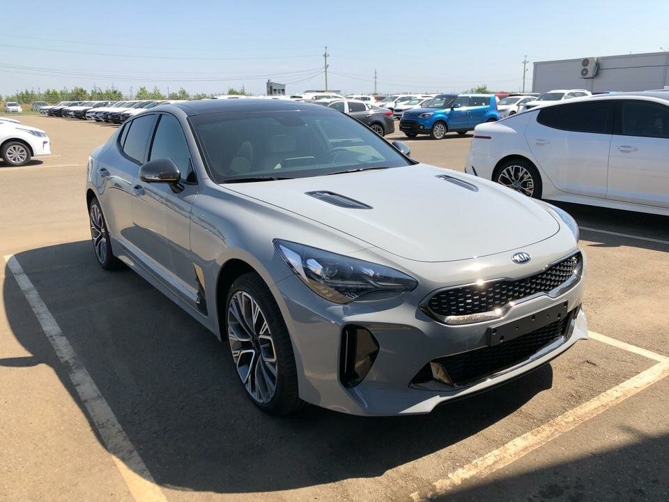 Kia Stinger серая