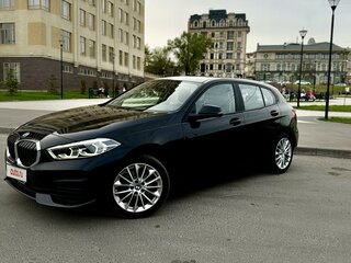 2019 BMW 1 серии 118i III (F40), чёрный, 2200000 рублей, вид 1