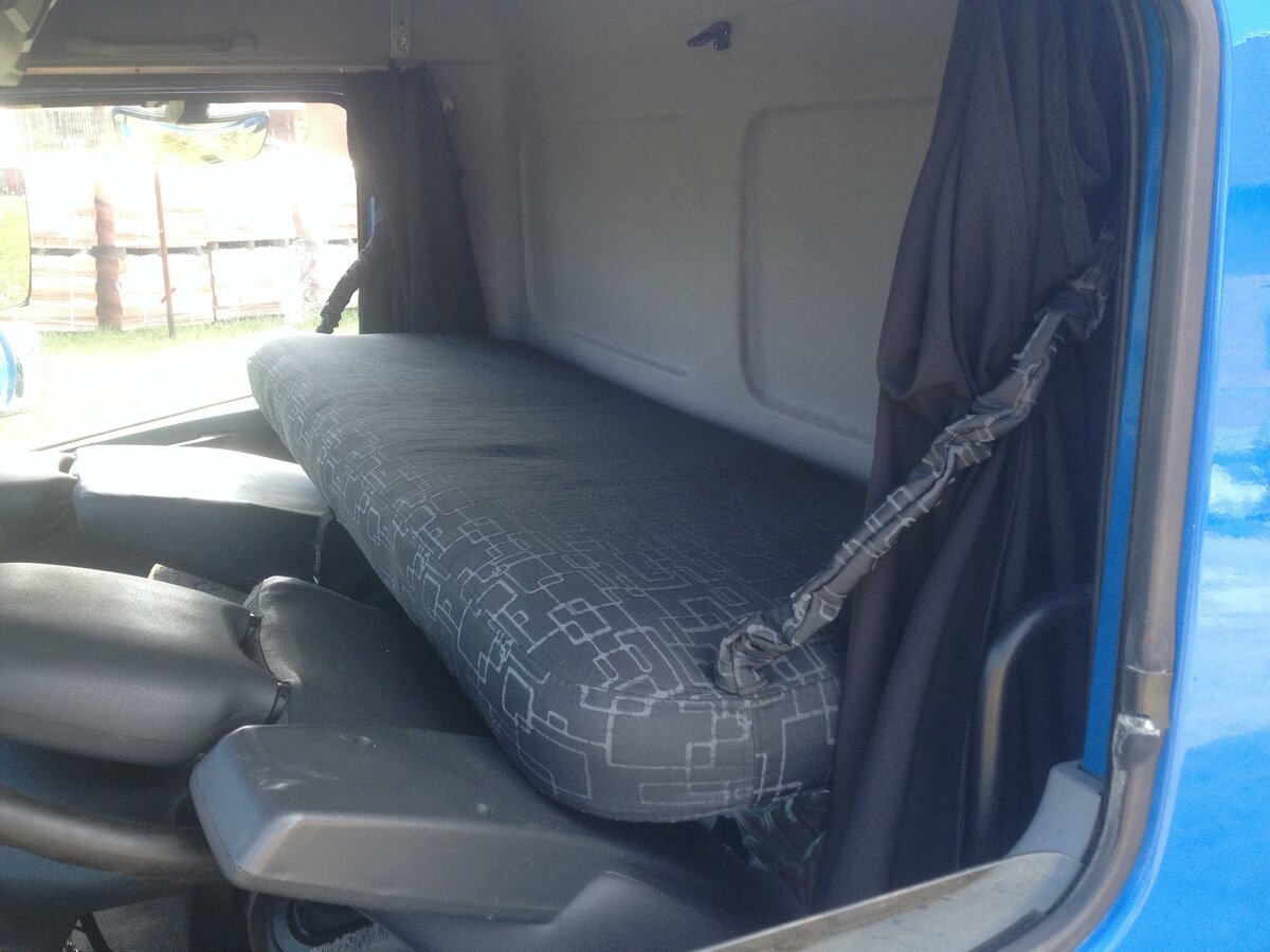 Купить б/у Mercedes-Benz Atego дизель механика в Москве: синий тент 2012 года на