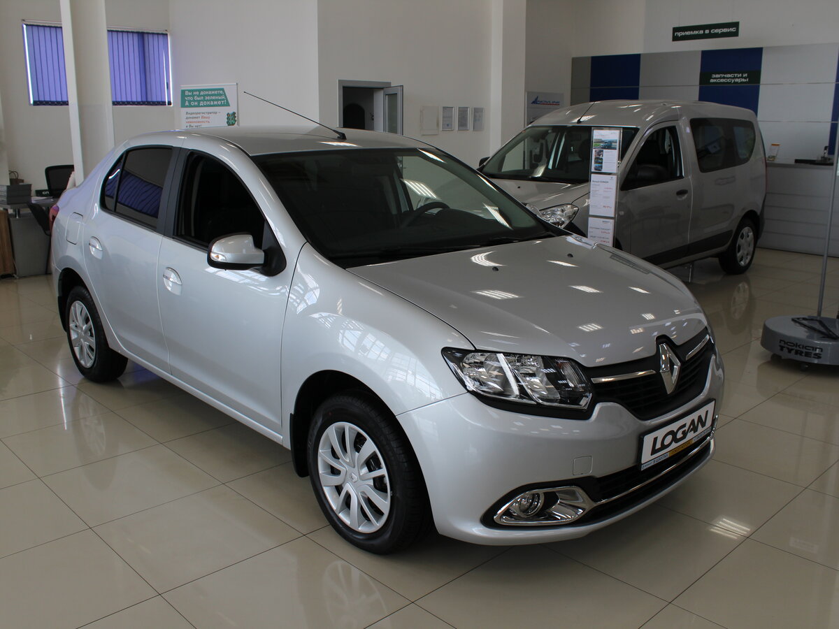 Рено Логан сзади