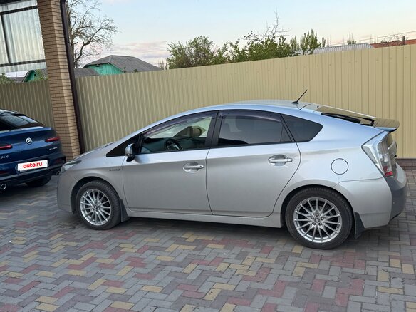 2010 Toyota Prius III (XW30), серебристый, 1050000 рублей - вид 4