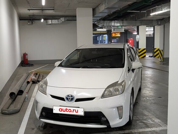 2013 Toyota Prius III Рестайлинг (XW30), белый, 1520000 рублей - вид 1