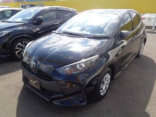 2021 Toyota Yaris IV, чёрный, 835888 рублей, вид 1