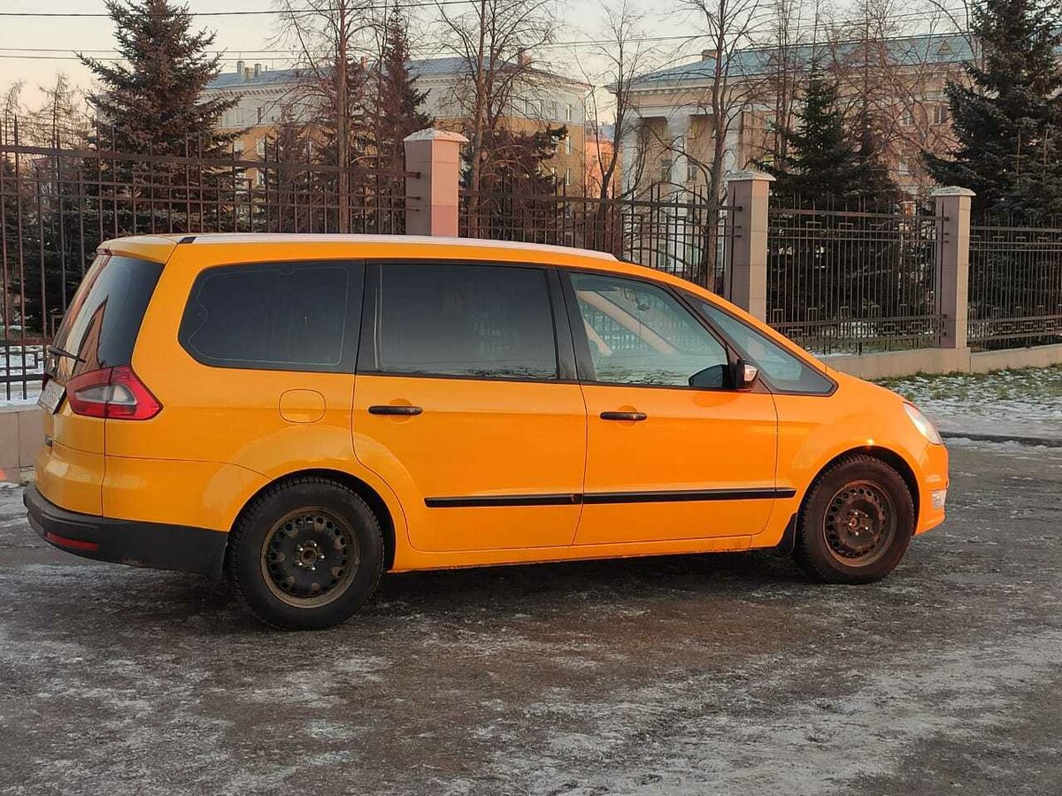 Желтый форд galaxy