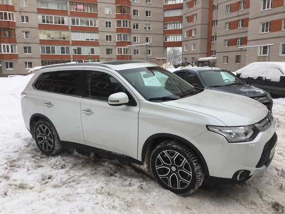 2014 Mitsubishi Outlander III Рестайлинг, белый - вид 3