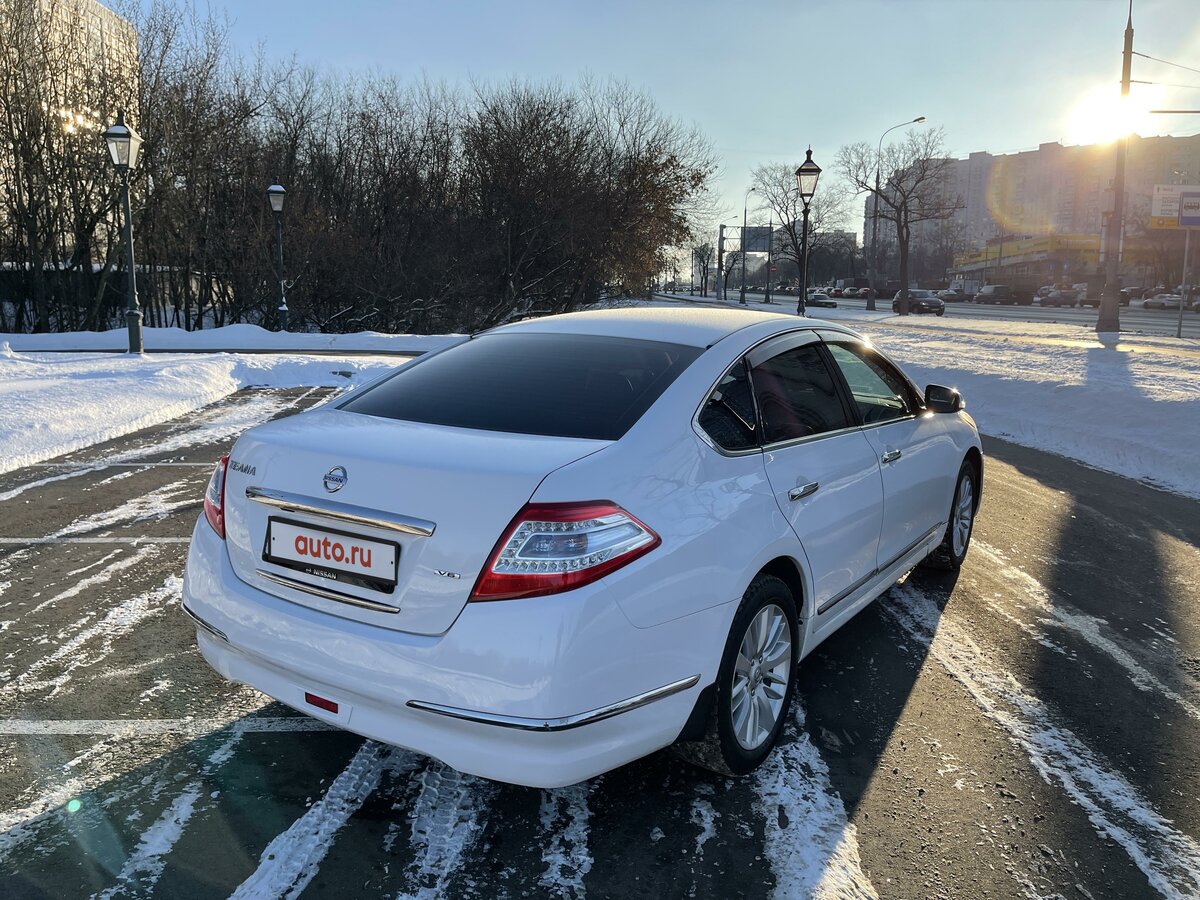 Белый ниссан тиида