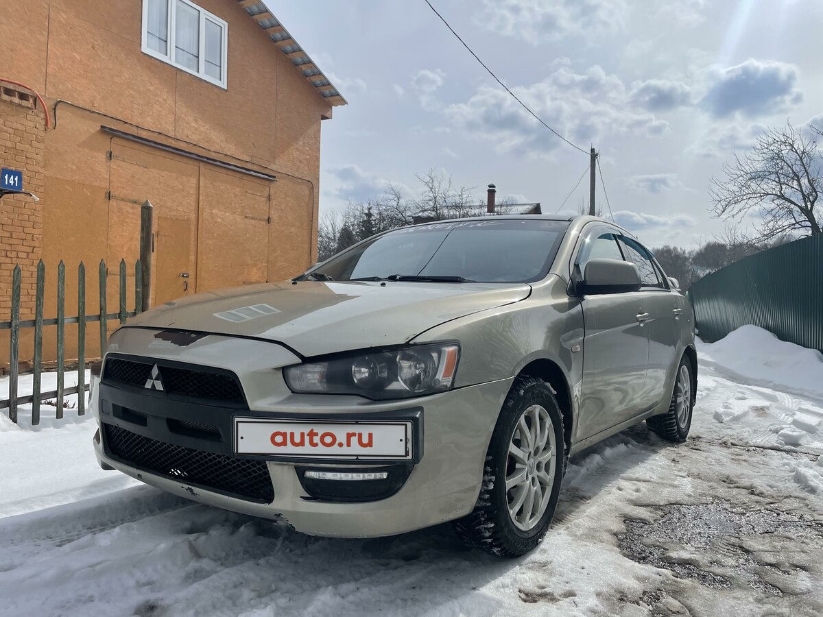Бежевый мицубиси лансер