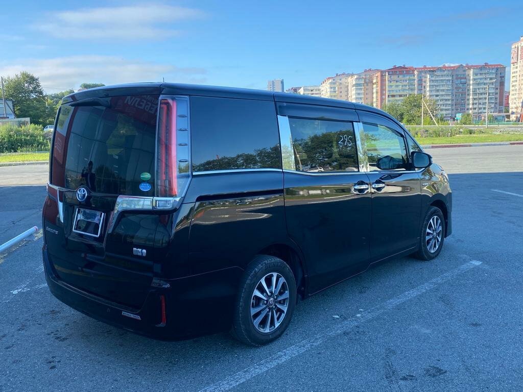 Toyota Esquire Hybrid 2018