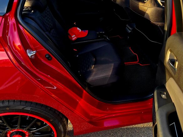 2018 Toyota Prius IV Рестайлинг (XW50), красный, 2700000 рублей - вид 22