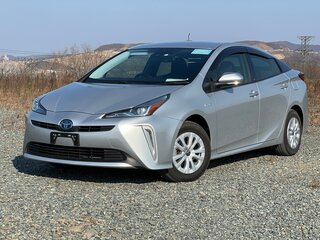 2020 Toyota Prius IV Рестайлинг (XW50), серебристый, 2650000 рублей, вид 1