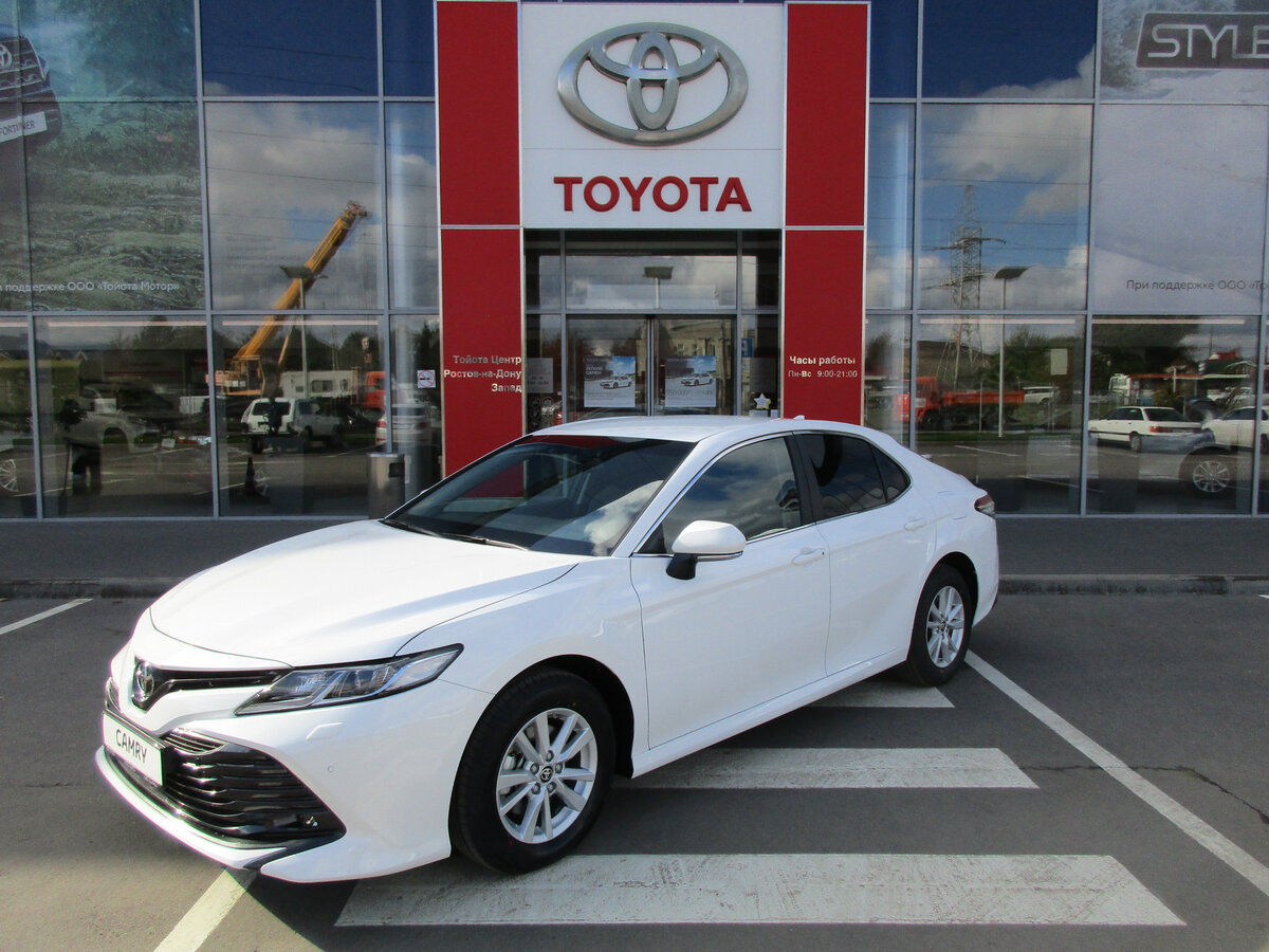 Toyota Camry 2021 белая
