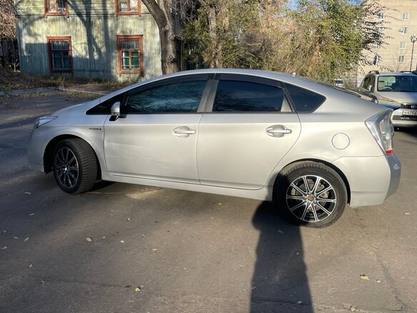 2009 Toyota Prius III (XW30), серый, 850000 рублей - вид 3