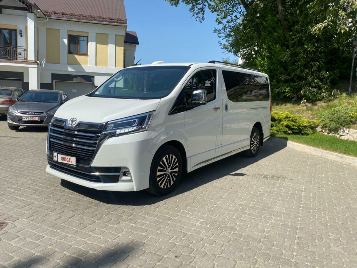Тойота минивэн Hiace 2020