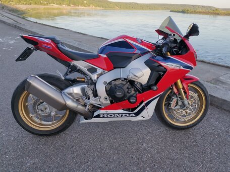 Kupit B U Honda Cbr 1000 Rr Ra Fireblade Inzhektor 6 Peredach V Tomske Krasnyj Super Sport 17 Goda Po Cene 1 950 000 Rublej Na Avto Ru