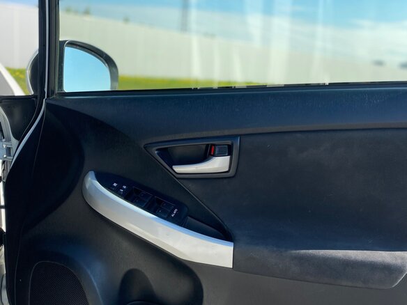 2015 Toyota Prius III Рестайлинг (XW30), белый, 1430000 рублей - вид 3