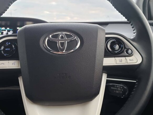 2017 Toyota Prius IV (XW50), серебристый, 1955000 рублей - вид 7