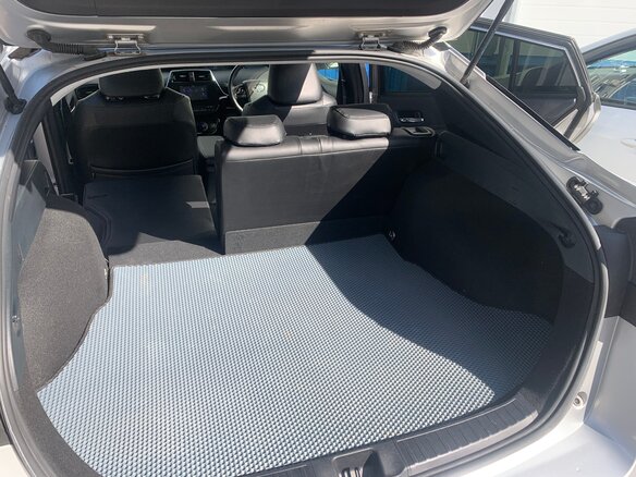 2020 Toyota Prius IV Рестайлинг (XW50), серый, 1950000 рублей - вид 24