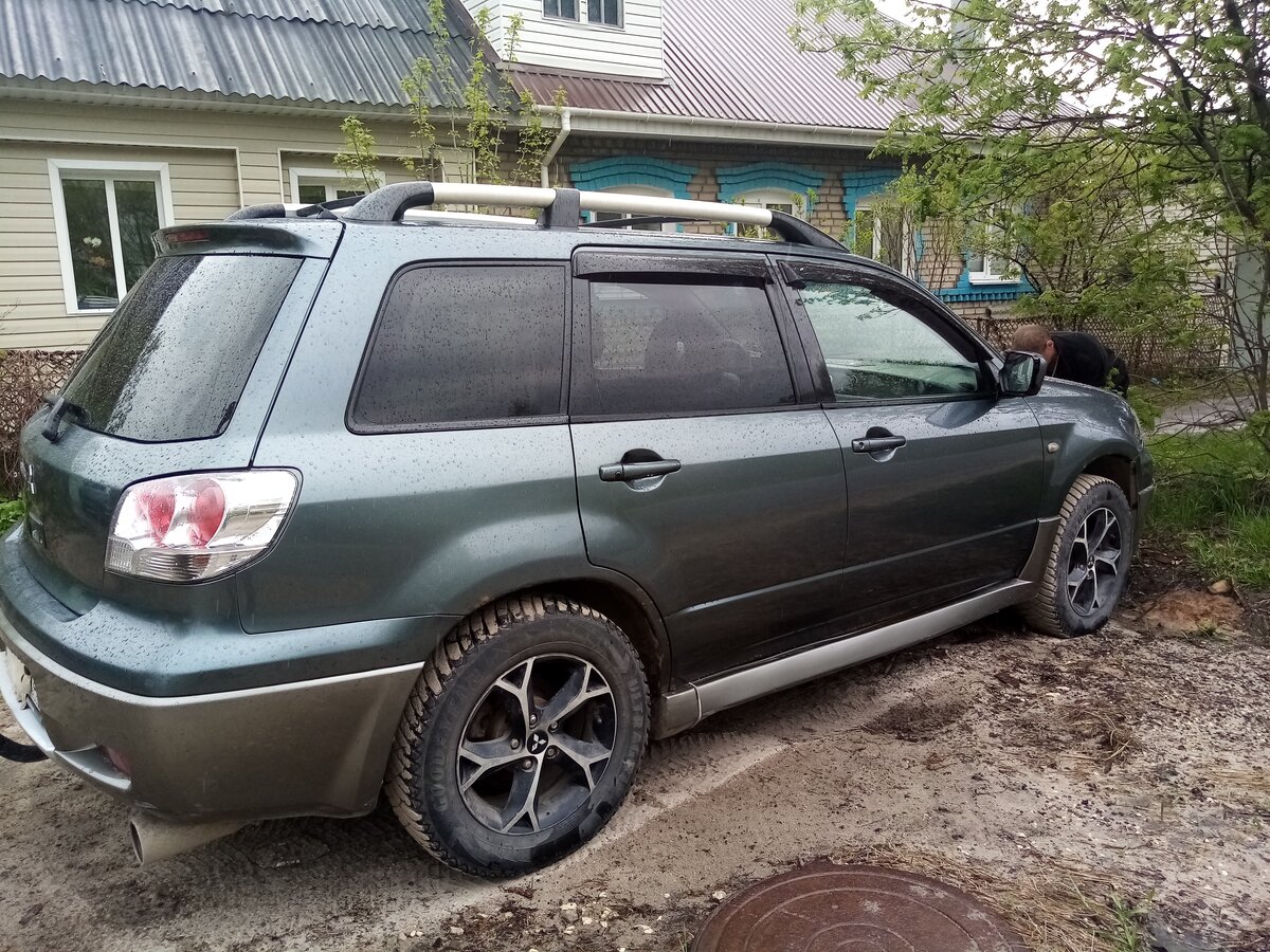 Купить б/у Mitsubishi Outlander I 2.0 MT (136 л.с.) 4WD