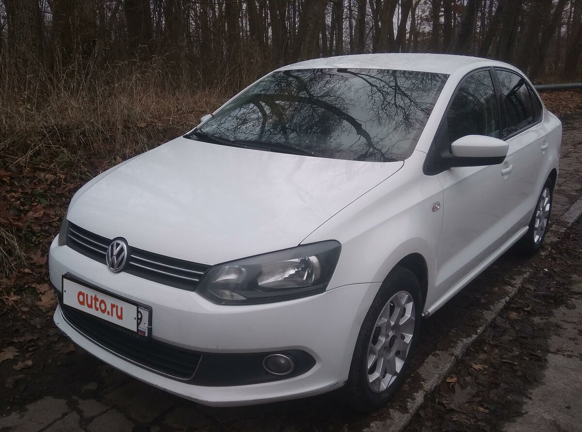 Автомобиль поло белый