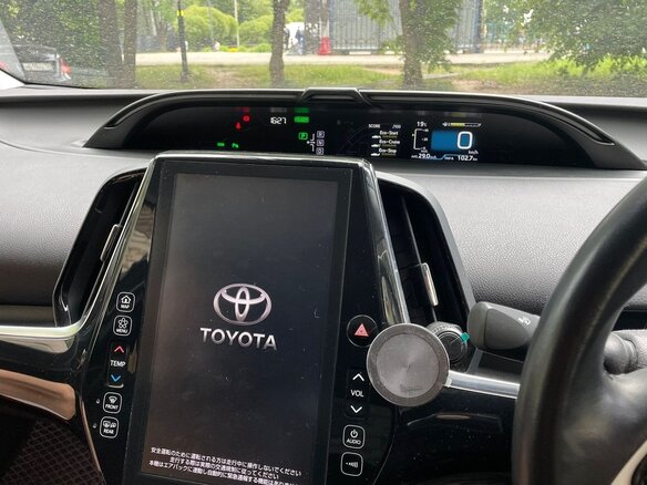 2017 Toyota Prius PHV ZVW52 IV (XW50), белый, 2500000 рублей - вид 8