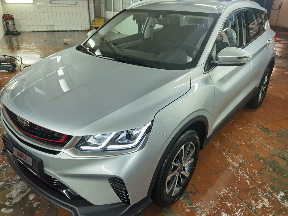 Geely coolray серый металлик