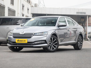 2025 Skoda Superb III Рестайлинг, серебристый, 2250000 рублей, вид 1