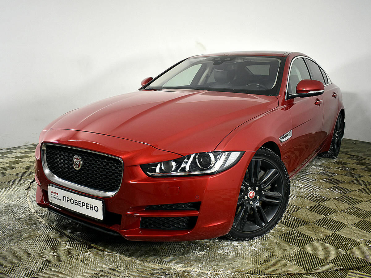 Jaguar xe красный
