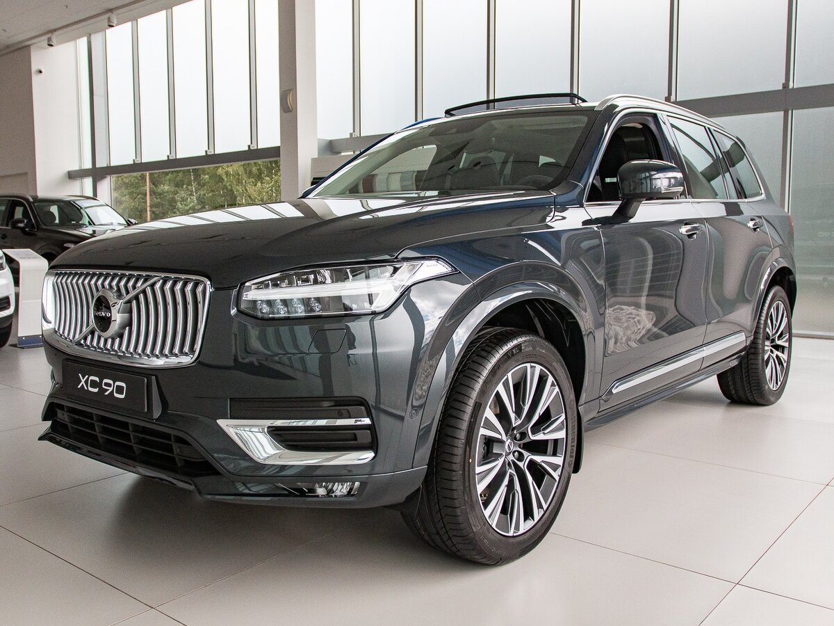 Черный кроссовер марки volvo
