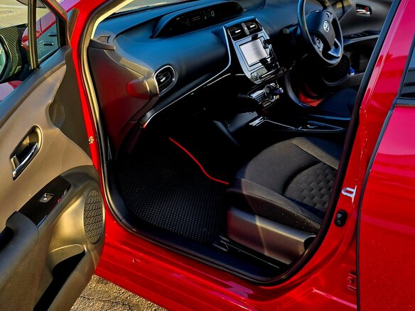 2018 Toyota Prius IV Рестайлинг (XW50), красный, 2700000 рублей - вид 32