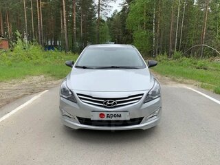 2015 Hyundai Solaris I Рестайлинг, серебристый, 700000 рублей, вид 1