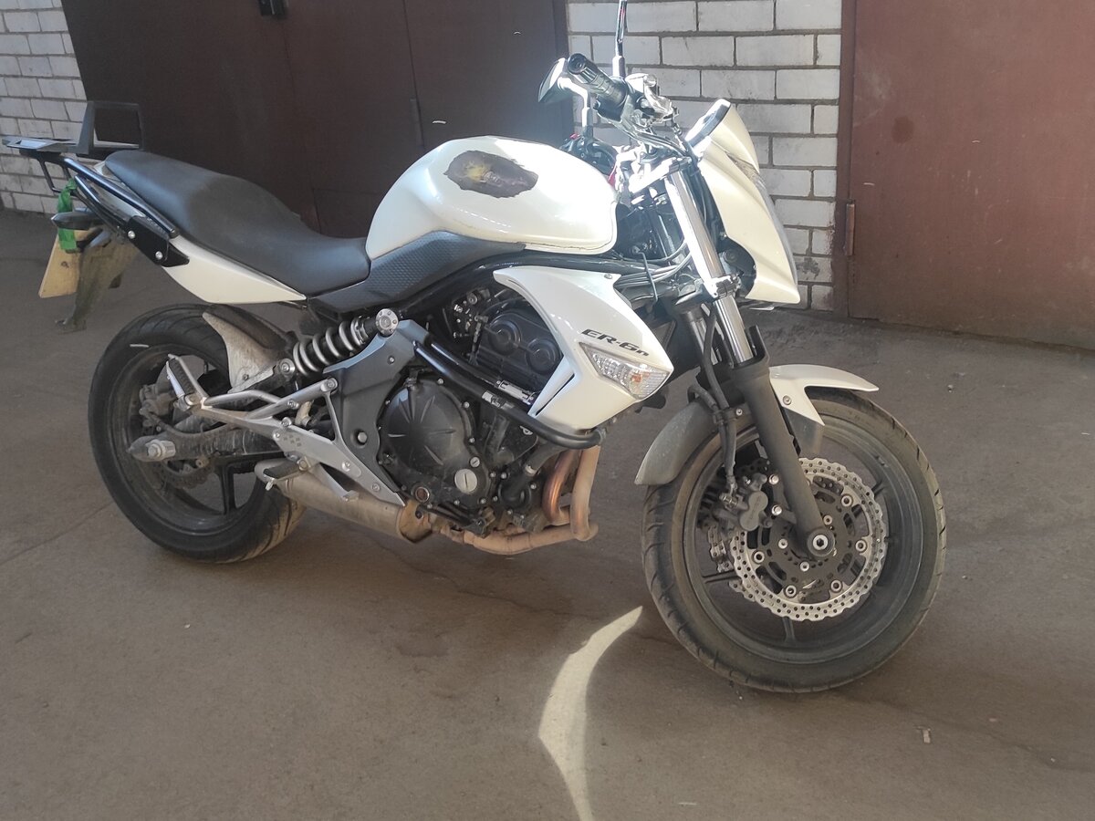 Купить б/у Kawasaki ER-6N инжектор 6 передач в Королёве: белый дорожный ...