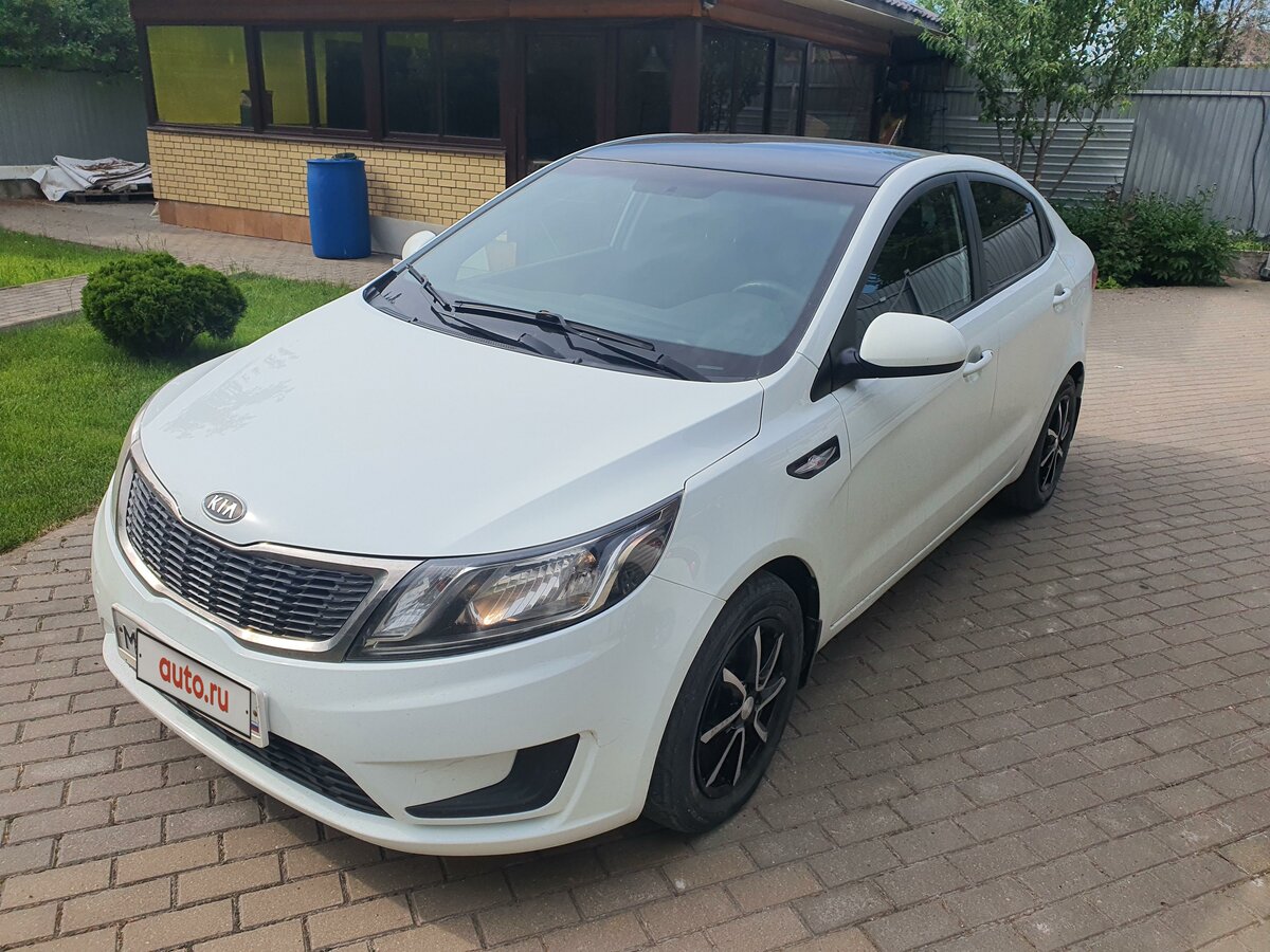 Купить б/у Kia Rio III 1.4 AT (107 л.с.) бензин автомат в Туле: белый ...