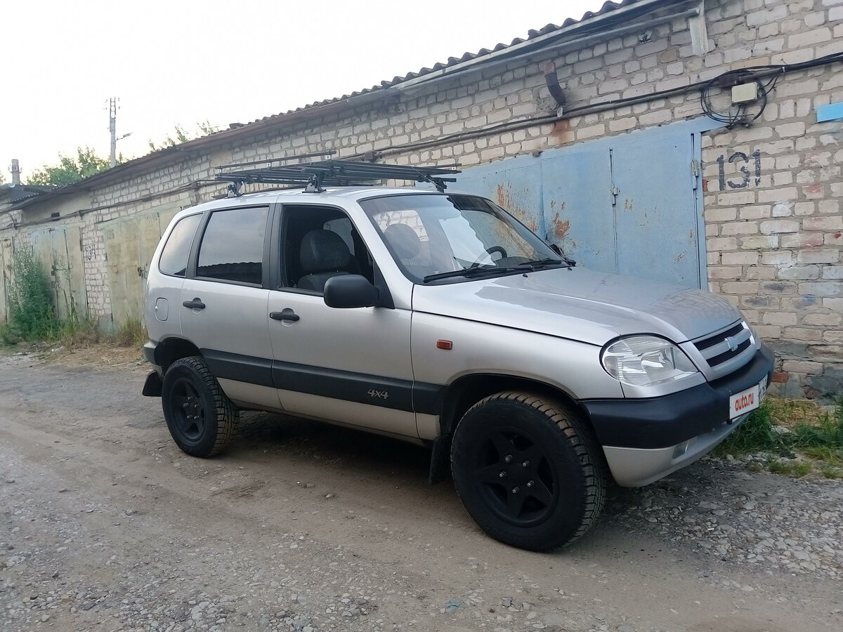 Шевроле Нива 2004 год серебро