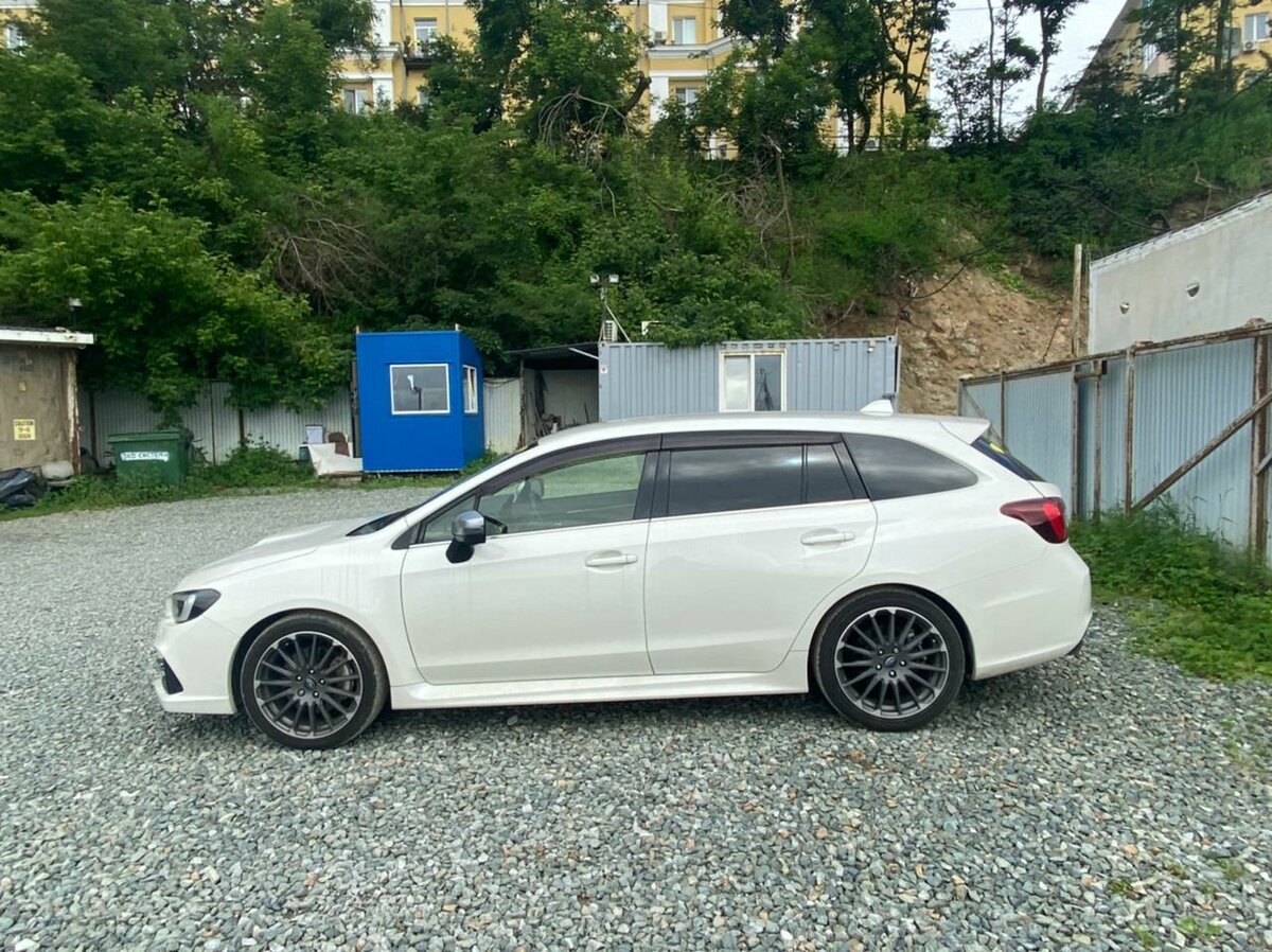 Белый субару леворг