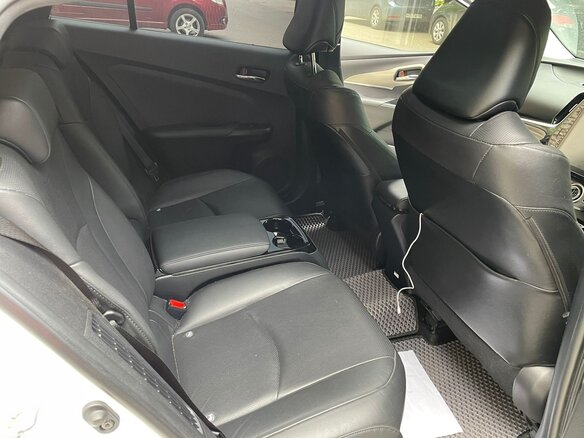 2017 Toyota Prius PHV ZVW52 IV (XW50), белый, 2500000 рублей - вид 15