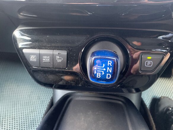 2020 Toyota Prius IV Рестайлинг (XW50), серый, 1950000 рублей - вид 12