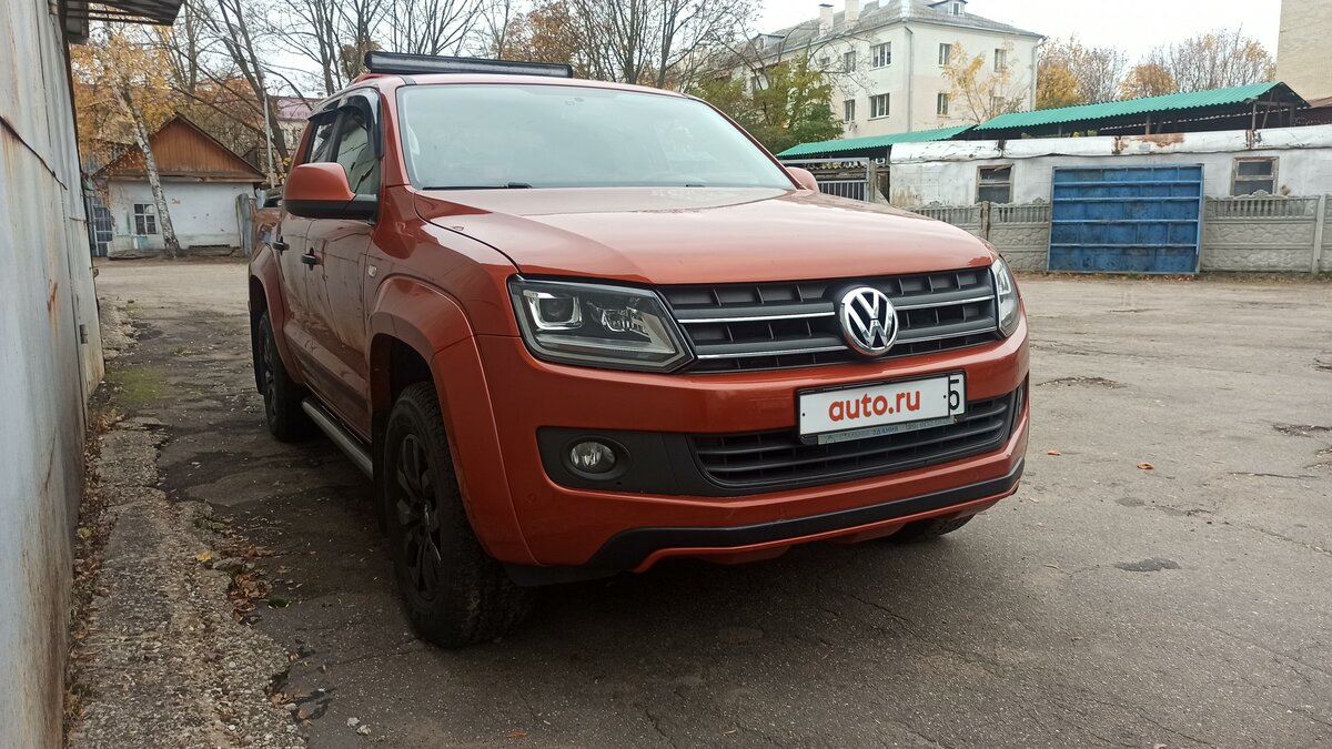 Оранжевый фольксваген амарок