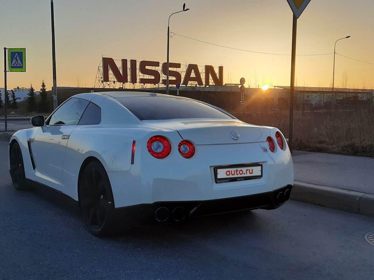 Nissan GTR белая с пленкой