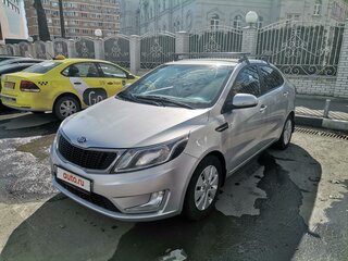 2014 Kia Rio 6-speed III, серебристый, 540000 рублей, вид 1
