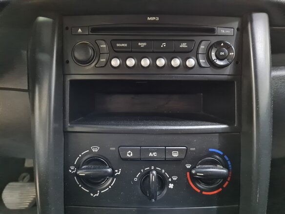 2008 Peugeot 207 I, красный - вид 10