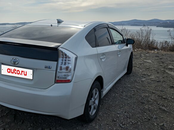 2011 Toyota Prius III (XW30), белый, 900000 рублей - вид 2
