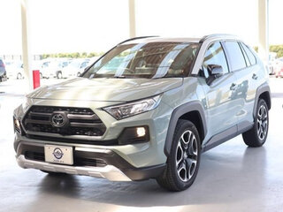 2021 Toyota RAV4 V (XA50), серебристый, 1838000 рублей, вид 1